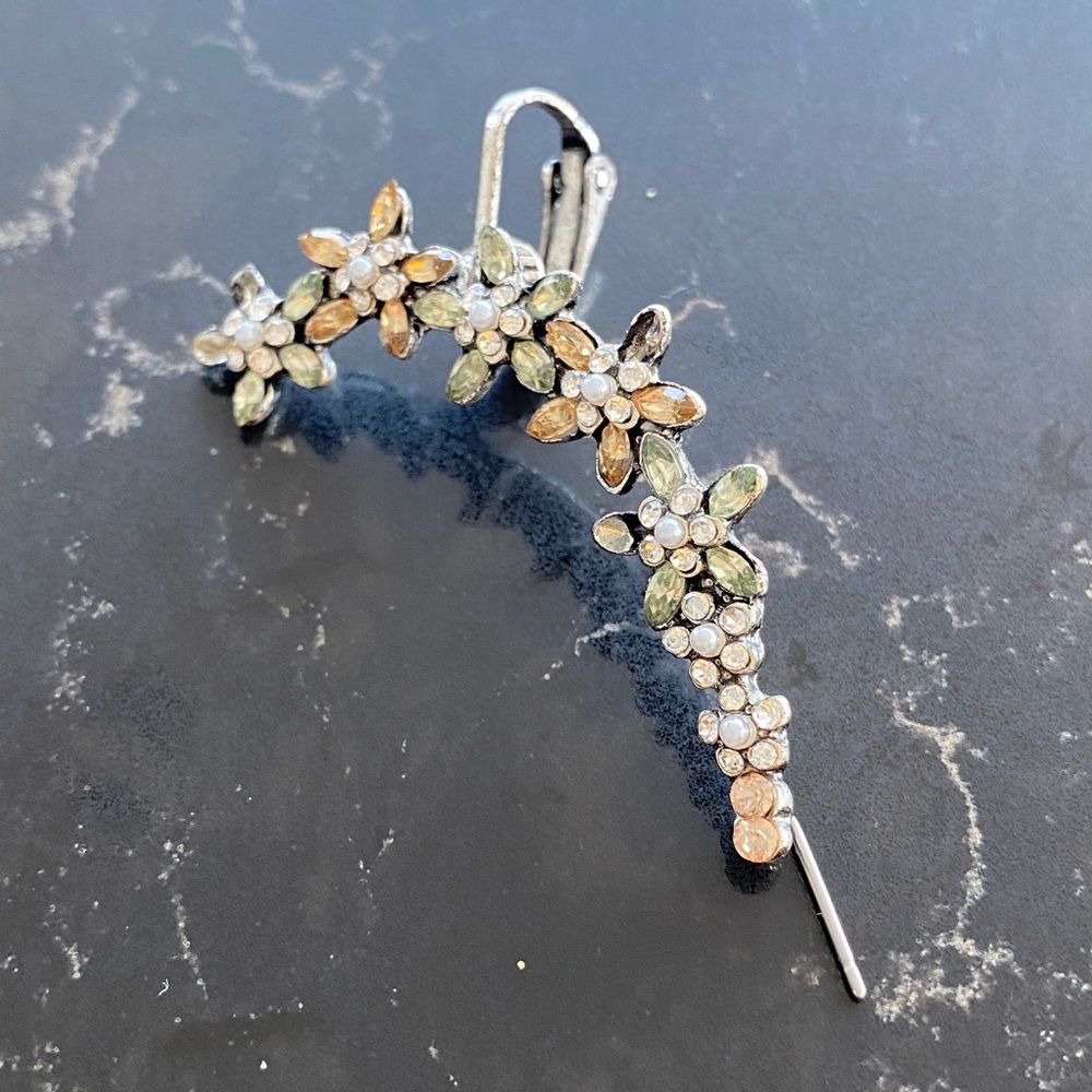 Ear cuff, one piece - great condition - only worn once for photoshoot.